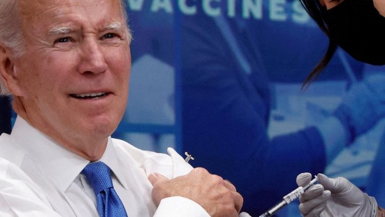 In una foto di archivio, il presidente americano Biden che si sottopone alla vaccinazione contro il Covid-19