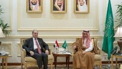 Le chef de la diplomatie syrienne, Faiçal Mekdad, reçu par son homologue saoudien à Djeddah, en Arabie saoudite, le 12 avril 2023. 