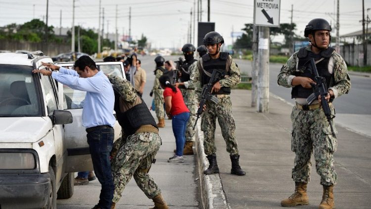 Controlli all'esterno del carcere di Guayaquil (Reuters / Vicente Gaibor del Pino)