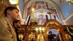 Wierni koptyjscy modlący się w Wielki Piątek w kościele pw. św. Archaniołów w Kairze, 14 kwietnia 2023