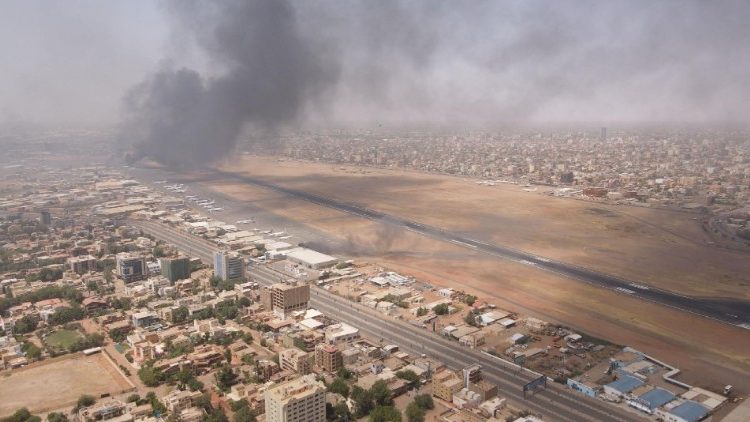 蘇丹首都煙柱升起