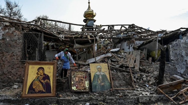 Des icônes sur les ruines d'une église détruite en Ukraine à Komyshuvakha