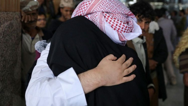 Un prigioniero rilasciato accolto all'aeroporto di Sana'a
