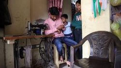Der 21-jährige angehende College-Student und Wanderarbeiter Sujeet Kumar unterhält sich mit den Kindern seines Schwagers Sunil Kumar in dessen Haus am Stadtrand von Mumbai