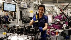 Eine Arbeiterin baut einen BMW-Motor im BMW-Motorenwerk in Steyr zusammen