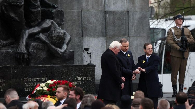 Les présidents allemand, polonais et israélien devant le monument aux Héros du ghetto, le 19 avril 2023 à Varsovie en Pologne. 