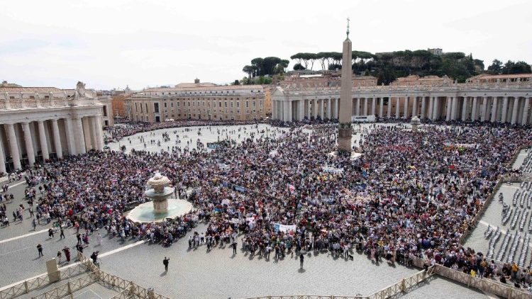 Ferenc pápa Regina Coeli imája népes hívősereggel   