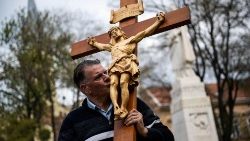 Csaba Kovesi, 50, beija uma grande cruz de madeira abençoada pelo Papa João Paulo II e pelo Papa Francisco. REUTERS/Marton Monus/Foto de arquivo