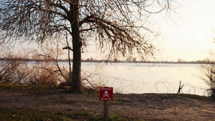 Uma visão de um sinal de perigo de mina em frente ao rio Dnipro, em meio à invasão russa da Ucrânia, em Kherson, Ucrânia. REUTERS/Nacho Doce/Foto de arquivo