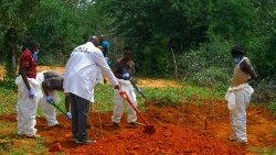 La police kenyane exhume les dépouilles d'adeptes présumés d'une secte dans des fosses peu profondes à Kilifi.