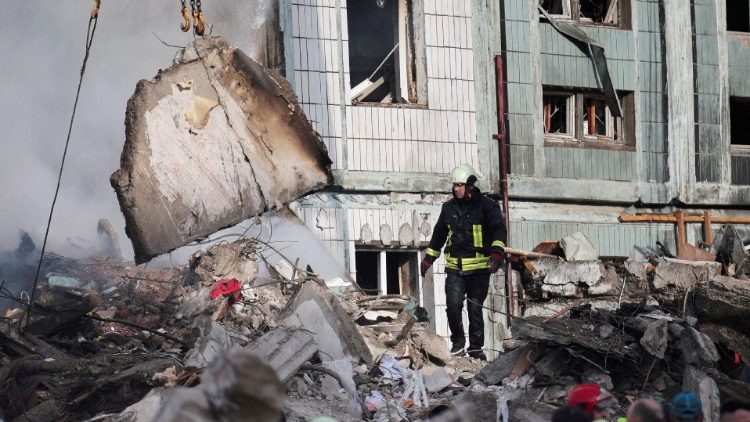 Uma vista mostra um prédio residencial fortemente danificado atingido por um míssil russo, em meio ao ataque da Rússia à Ucrânia, na cidade de Uman, região de Cherkasy, Ucrânia, 28 de abril de 2023. REUTERS/Carlos Barria