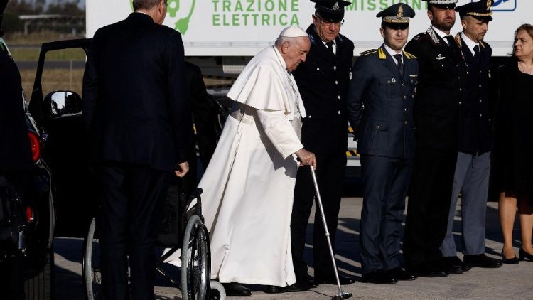Papst Franziskus vor dem Abflug in Fiumicino