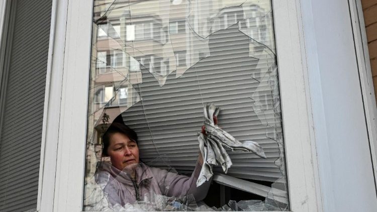 Uma moradora local mostra os restos de um míssil russo que caiu em seu apartamento após ser abatido, em meio ao ataque da Rússia à Ucrânia, na cidade de Ukrainka, região de Kiev, Ucrânia, 28 de abril de 2023. REUTERS/Viacheslav Ratynskyi