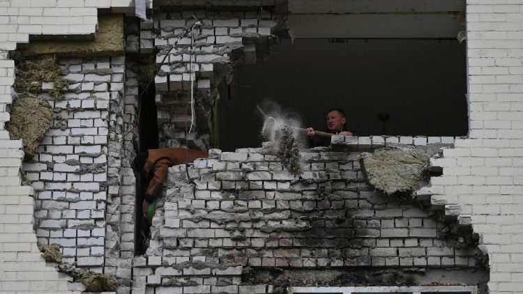 Um morador local limpa dos escombros seu apartamento danificado por restos de um míssil russo, em meio ao ataque da Rússia à Ucrânia, na cidade de Ukrainka, região de Kiev, Ucrânia, 28 de abril de 2023. REUTERS/Viacheslav Ratynskyi