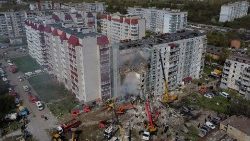 Akcja ratunkowa na gruzach częściowo zniszczonego w wyniku rosyjskiego ostrzału budynku mieszkalnego w Humaniu, 28 kwietnia 2023