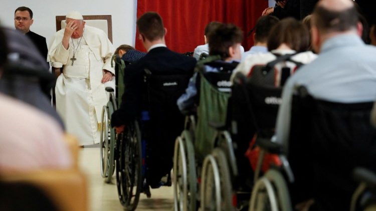 Popiežius Pranciškus akliems vaikams skirtoje įstaigoje