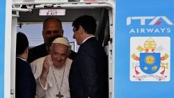 Papa Francisco acena após embarcar em seu avião no Aeroporto Internacional Ferenc Liszt de Budapeste. REUTERS/Marton Monus