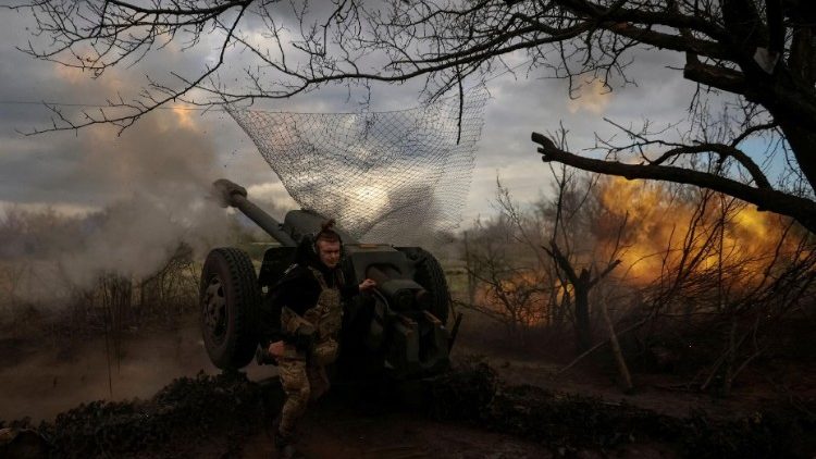 यूक्रेनी सेवा के सदस्यों ने बखमुत शहर के पास एक फ्रंट लाइन पर एक हॉवित्जर डी30 फायर किया