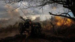 FILE PHOTO: Ukrainian service members fire a howitzer D30 at a front line near the city of Bakhmut