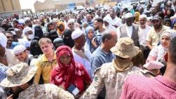 Cittadini stranieri e rifugiati sudanesi si accalcano a Port Sudan per fuggire dal Sudan