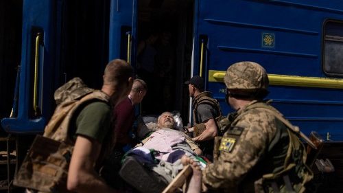 Un uomo ferito alla stazione di Kherson, in seguito all'attacco russo di mercoledì 3 maggio (Reuters / Carlos Barria)