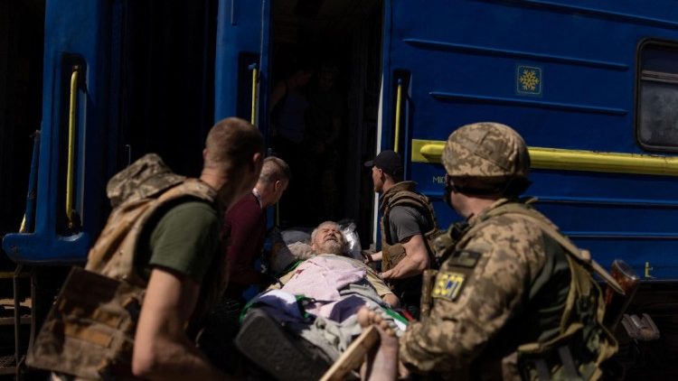 Un uomo ferito alla stazione di Kherson, in seguito all'attacco russo di mercoledì 3 maggio (Reuters / Carlos Barria)