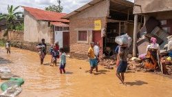 A ruandai árvíz következtében elárasztott otthonokból mentik tulajdonaikat a lakosok