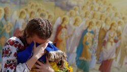 키이우의 한 장례식에서 눈물 흘리는 우크라이나 여성