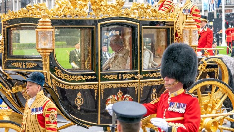 König Charles III. und Königin Camilla auf dem Weg in die Westminister Abbey zur Krönungszeremonie