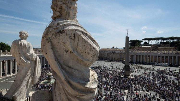 Piazza San Pietro dall'alto durante il Regina Caeli del 7 maggio 2023