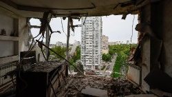 Efekt nocnego ataku rosyjskiego drona na budynek w Kijowie, 8 maja 2023