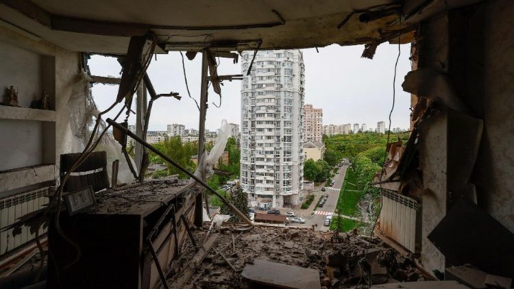 Efekt nocnego ataku rosyjskiego drona na budynek w Kijowie, 8 maja 2023