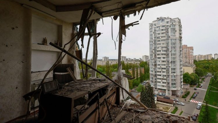 Apartamento danificado por restos de um drone suicida, que as autoridades locais consideram ser veículos aéreos não tripulados (UAVs) de fabricação iraniana Shahed-131/136, abatido durante um ataque noturno russo, em meio ao ataque da Rússia à Ucrânia, em Kiev , Ucrânia, 8 de maio de 2023. REUTERS/Valentyn Ogirenko