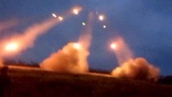 Lancio di missili dalle postazioni dell'esercito ucraino a Bakhmut