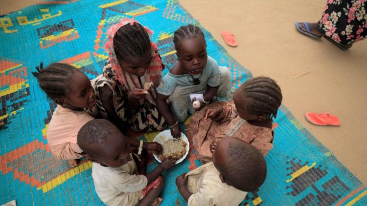 भागे हुए सूडानी  बच्चे चाड में शरण लिये हैं