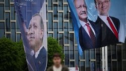 Bandiere con immagini del presidente Erdogan e del leader dell'opposizione Kilicdaroglu