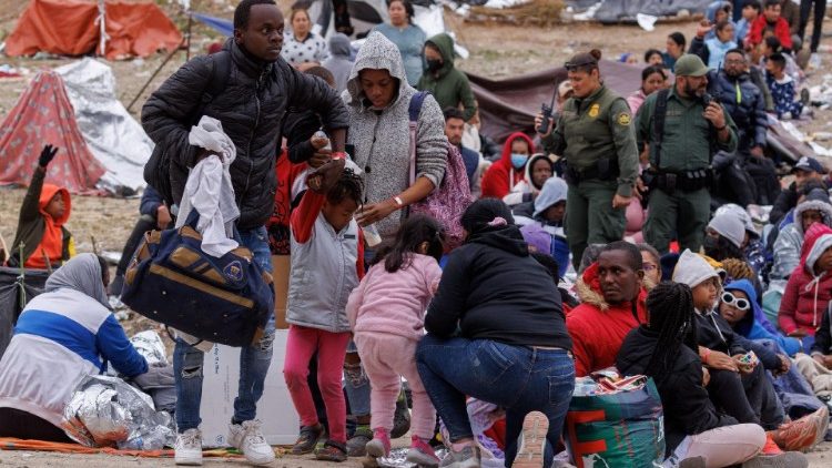 Семейства мигранти на границата между Мексико и САЩ след премахването на ограниченията от COVID - 19 и изтичането на "Разпоредба 42", 12.05.2023