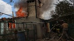 Gaszenie pożaru budynku mieszkalnego spowodowanego rosyjskim ostrzałem, Konstantynówka w obwodzie donieckim, 12 maja 2023