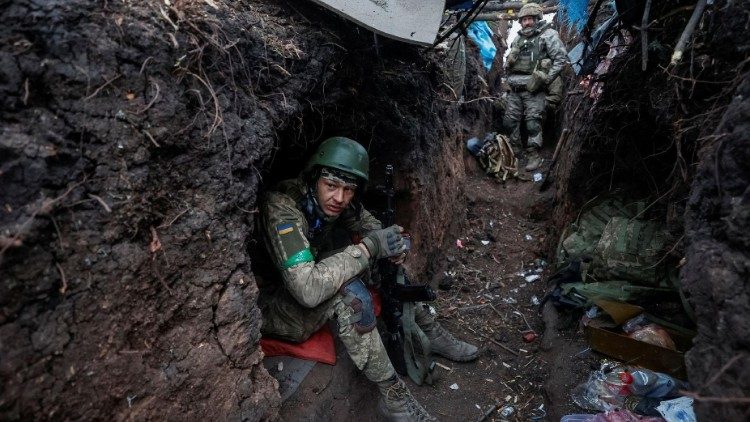 Un soldat ukrainien se repose après un combat près de Bakhmout