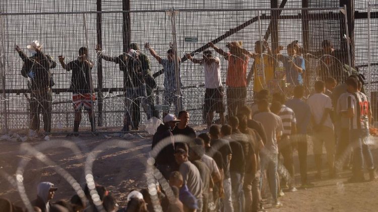 Des migrants se massent le long de la frontière avec les États-Unis à Ciudad Juárez