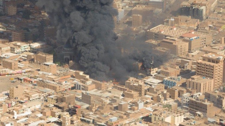 Una vista aérea del humo negro y el fuego en el mercado de Omdurmán