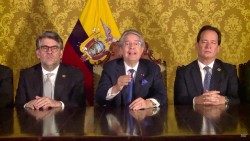 इक्वाडोर के राष्ट्रपति लासो क्विटो में एक घोषणा करते हैं