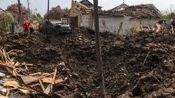 Efekty wybuchu rosyjskiego pocisku w wiosce Cyrkuny pod Charkowem, który całkowicie zniszczył dwa domy, 18 maja 2023