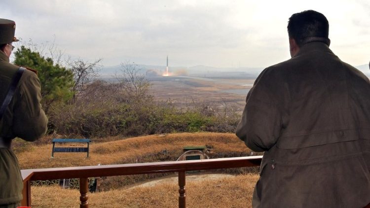 Le leader nord-coréen Kim Jung-un, inspecte un missile balistique (photo d'illustration)