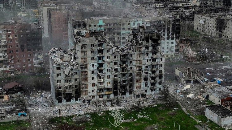 Vista aérea de los destrozos en la ciudad de Bakhmut, en primera línea de combate.
