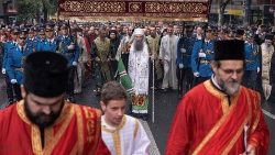 Der serbisch-orthodoxe Patriarch Porfirije bei einem Trauermarsch in Belgrad
