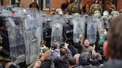 Manifestations de Serbes du Kosovo contre l'installation des maires albanais