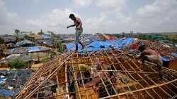 Rohingya-Flüchtlinge in Cox's Bazar bauen ihre Unterkünfte wieder auf, die durch Wirbelsturm Mocha zerstört wurden