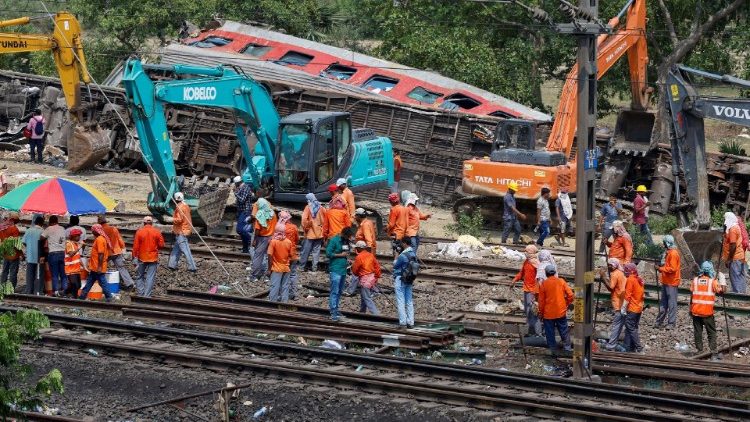 La scena del disastro ferroviario in India