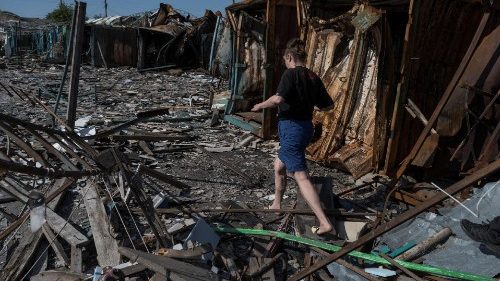 Gli effetti di un bombardamento a Vovchansk, nella regione di Kharkiv (Reuters)